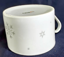 Lade das Bild in den Galerie-Viewer, 2er Set 2er KAFFEEGEDECKE - Porzellan, Tannenbaum Winter Schneeflocken Aufschrift Motiv Dekor