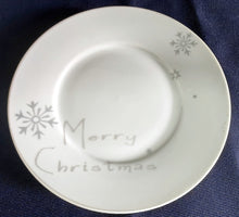 Lade das Bild in den Galerie-Viewer, 3er KAFFEEGEDECK - Porzellan, Tannenbaum Winter Schneeflocken Aufschrift Motiv Dekor