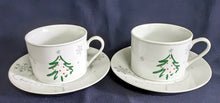 Lade das Bild in den Galerie-Viewer, 2er KAFFEEGEDECK - Porzellan, Tannenbaum Winter Schneeflocken Aufschrift Motiv Dekor