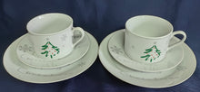 Lade das Bild in den Galerie-Viewer, KAFFEETASSE - Porzellan, Tannenbaum Winter Schneeflocken Aufschrift Motiv Dekor