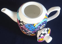 Lade das Bild in den Galerie-Viewer, TEEKANNE MIT DECKEL "Hamburg" - Porzellan, Abstrakt Geometrisch Symbole Motiv Dekor