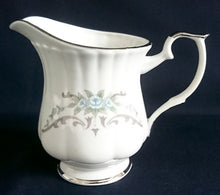 Lade das Bild in den Galerie-Viewer, 3er Set MILCHKÄNNCHEN & ZUCKERDOSE MIT DECKEL - Porzellan, Platin Linien Rand Flora Blumen Blüten Pflanzen Motiv Dekor