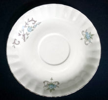 Lade das Bild in den Galerie-Viewer, 2er Set UNTERTASSEN - Porzellan, Platin Linien Rand Flora Blumen Blüten Pflanzen Motiv Dekor