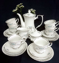 Lade das Bild in den Galerie-Viewer, KAFFEKANNE MIT DECKEL - Porzellan, Platin Linien Rand Flora Blumen Blüten Pflanzen Motiv Dekor