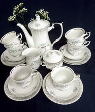 Lade das Bild in den Galerie-Viewer, KAFFEKANNE MIT DECKEL - Porzellan, Platin Linien Rand Flora Blumen Blüten Pflanzen Motiv Dekor