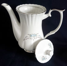 Lade das Bild in den Galerie-Viewer, KAFFEKANNE MIT DECKEL - Porzellan, Platin Linien Rand Flora Blumen Blüten Pflanzen Motiv Dekor