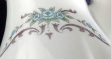 Lade das Bild in den Galerie-Viewer, KAFFEKANNE MIT DECKEL - Porzellan, Platin Linien Rand Flora Blumen Blüten Pflanzen Motiv Dekor