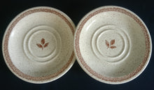 Lade das Bild in den Galerie-Viewer, 2er Set UNTERTASSEN - Keramik / Steingut, Flora Pflanze Blatt Blätter Gesprenkeltes Abstrakt Motiv Dekor