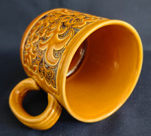 Lade das Bild in den Galerie-Viewer, KAFFEETASSE - Keramik / Steingut, Abstrakt Flora Blumenblüten Blatt Blätter Relief Motiv Dekor