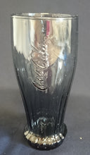 Lade das Bild in den Galerie-Viewer, GETRÄNKEGLAS COCA COLA - Hartglas, Halbe Flaschen Kronkorken Form Relief Schriftzug Motiv Dekor