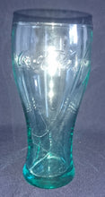 Lade das Bild in den Galerie-Viewer, GETRÄNKEGLAS COCA COLA - Hartglas, Schräge Linien Streifen Coca Cola Relief Aufschrift Motiv Dekor