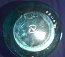 Lade das Bild in den Galerie-Viewer, GETRÄNKEGLAS COCA COLA - Hartglas, Schräge Linien Streifen Coca Cola Relief Aufschrift Motiv Dekor