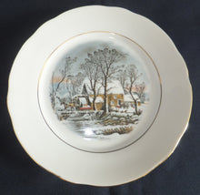 Lade das Bild in den Galerie-Viewer, 2er Set DESSERTTELLER "Created Exclusively for AVON" - Porzellan, Goldrand Linien Winterschnee Haus Scheune Bauernhof Baum Bäume Landschaft Motiv Dekor