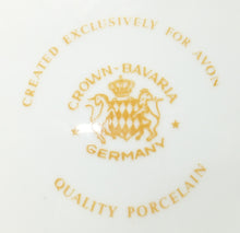 Lade das Bild in den Galerie-Viewer, DESSERTTELLER "Created Exclusively for AVON" - Porzellan, Goldrand Linien Winterschnee Haus Scheune Bauernhof Baum Bäume Landschaft Motiv Dekor