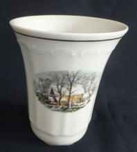 Lade das Bild in den Galerie-Viewer, 2er Set KLEINE VASEN "Created Exclusively for AVON" - Porzellan, Goldrand Linien Winterschnee Haus Scheune Bauernhof Baum Bäume Landschaft Motiv Dekor