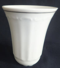 Lade das Bild in den Galerie-Viewer, KLEINE VASE "Created Exclusively for AVON" - Porzellan, Goldrand Linien Winterschnee Haus Scheune Bauernhof Baum Bäume Landschaft Motiv Dekor