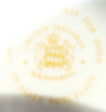 Lade das Bild in den Galerie-Viewer, KLEINE VASE "Created Exclusively for AVON" - Porzellan, Goldrand Linien Winterschnee Haus Scheune Bauernhof Baum Bäume Landschaft Motiv Dekor