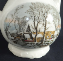 Lade das Bild in den Galerie-Viewer, KAFFEEKANNE MIT DECKEL "Created Exclusively for AVON" - Porzellan, Goldrand Linien Winterschnee Haus Scheune Bauernhof Baum Bäume Landschaft Motiv Dekor (BC)