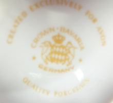 Lade das Bild in den Galerie-Viewer, KAFFEETASSE "Created Exclusively for AVON" - Porzellan, Goldrand Linien Winterschnee Haus Scheune Bauernhof Baum Bäume Landschaft Motiv Dekor