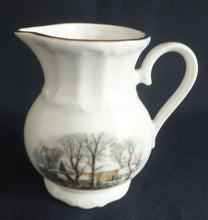 Lade das Bild in den Galerie-Viewer, MILCHKÄNNCHEN "Created Exclusively for AVON" - Porzellan, Goldrand Linien Winterschnee Haus Scheune Bauernhof Baum Bäume Landschaft Motiv Dekor