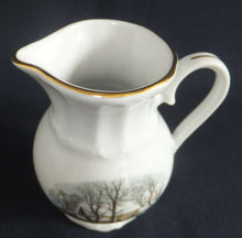 Lade das Bild in den Galerie-Viewer, MILCHKÄNNCHEN "Created Exclusively for AVON" - Porzellan, Goldrand Linien Winterschnee Haus Scheune Bauernhof Baum Bäume Landschaft Motiv Dekor