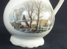 Lade das Bild in den Galerie-Viewer, MILCHKÄNNCHEN "Created Exclusively for AVON" - Porzellan, Goldrand Linien Winterschnee Haus Scheune Bauernhof Baum Bäume Landschaft Motiv Dekor