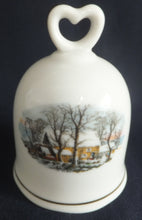 Lade das Bild in den Galerie-Viewer, SAMMEL- WEIHNACHTSGLOCKE "Created Exclusively for AVON" - Porzellan, Goldrand Linien Winterschnee Haus Scheune Bauernhof Baum Bäume Landschaft Motiv Dekor