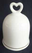 Lade das Bild in den Galerie-Viewer, SAMMEL- WEIHNACHTSGLOCKE "Created Exclusively for AVON" - Porzellan, Goldrand Linien Winterschnee Haus Scheune Bauernhof Baum Bäume Landschaft Motiv Dekor