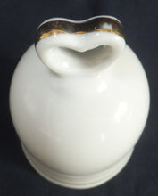 Lade das Bild in den Galerie-Viewer, SAMMEL- WEIHNACHTSGLOCKE "Created Exclusively for AVON" - Porzellan, Goldrand Linien Winterschnee Haus Scheune Bauernhof Baum Bäume Landschaft Motiv Dekor