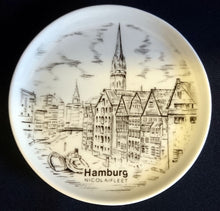 Lade das Bild in den Galerie-Viewer, SAMMELTELLERCHEN UNTERSETZER - Porzellan, Kirche Wasserstraße Speicherstadt Hamburg Nicoleifleet Motiv Dekor