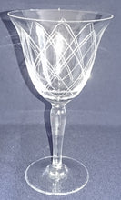 Lade das Bild in den Galerie-Viewer, 2er Set WEIßWEIN~ GETRÄNKEGLÄSER - Hartglas, Geschliffen Linien Streifen Karo Motiv Dekor