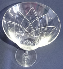 Lade das Bild in den Galerie-Viewer, 2er Set WEIßWEIN~ GETRÄNKEGLÄSER - Hartglas, Geschliffen Linien Streifen Karo Motiv Dekor