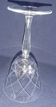 Lade das Bild in den Galerie-Viewer, WEIßWEIN~ GETRÄNKEGLAS - Hartglas, Geschliffen Linien Streifen Karo Motiv Dekor