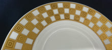 Lade das Bild in den Galerie-Viewer, 2er Set UNTERTASSEN - Porzellan, Goldrand Breite Streifen Vierecke Quadrate Schachbrett Punkte Motiv Dekor