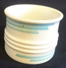 Lade das Bild in den Galerie-Viewer, EIERBECHER "Friesland" - Porzellan, Abstraktes Geometrisches Linien Dekor