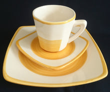 Lade das Bild in den Galerie-Viewer, 2er KAFFEEGEDECK - Keramik / Steingut, Wirbel Kreise Spirale Rand Motiv Dekor