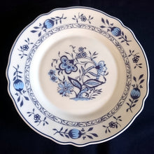 Lade das Bild in den Galerie-Viewer, 2er Set DESSERTTELLER - Acrylglas, Zwiebelmuster Gewellter Rand Relief Motiv Dekor