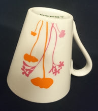 Lade das Bild in den Galerie-Viewer, KAFFEETASSE - Porzellan, Flora Fauna Schmetterling Pflanzen Blatt Blätter Motiv Dekor