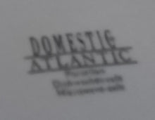 Lade das Bild in den Galerie-Viewer, UNTERTASSE "Atlantic" - Porzellan, Balken Linien Rechtecke Striche Motiv Dekor