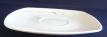 Lade das Bild in den Galerie-Viewer, UNTERTASSE "Calla" - Porzellan, Kanten Ovales Flora Blumenblüten Motiv Dekor (nBC)