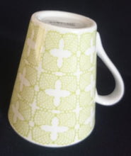 Lade das Bild in den Galerie-Viewer, KAFFEETASSE - Porzellan, Abstrakt Geometrisches Pluszeichen Kreuz Motiv Dekor (BC)