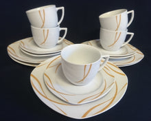 Lade das Bild in den Galerie-Viewer, DESSERTTELLER "Oslo" - Porzellan, Geschwungene Wellenartige Doppel Kreuzlinien Motiv Dekor