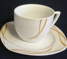 Lade das Bild in den Galerie-Viewer, UNTERTASSE "Oslo" - Porzellan, Geschwungene Wellenartige Doppel Kreuzlinien Motiv Dekor