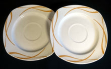 Lade das Bild in den Galerie-Viewer, UNTERTASSE "Oslo" - Porzellan, Geschwungene Wellenartige Doppel Kreuzlinien Motiv Dekor