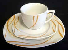 Lade das Bild in den Galerie-Viewer, UNTERTASSE "Oslo" - Porzellan, Geschwungene Wellenartige Doppel Kreuzlinien Motiv Dekor