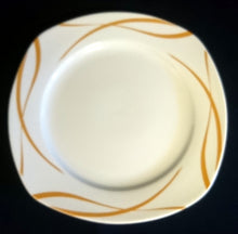 Lade das Bild in den Galerie-Viewer, DESSERTTELLER "Oslo" - Porzellan, Geschwungene Wellenartige Doppel Kreuzlinien Motiv Dekor