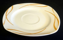 Lade das Bild in den Galerie-Viewer, 2er Set UNTERTASSEN "Oslo" - Porzellan, Geschwungene Wellenartige Doppel Kreuzlinien Motiv Dekor