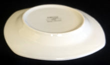 Lade das Bild in den Galerie-Viewer, UNTERTASSE "Oslo" - Porzellan, Geschwungene Wellenartige Doppel Kreuzlinien Motiv Dekor