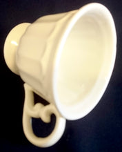 Lade das Bild in den Galerie-Viewer, TEETASSE - Porzellan, Einfärbiges Bogen Säulen Linien Relief Motiv Dekor