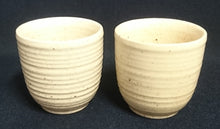 Lade das Bild in den Galerie-Viewer, EIERBECHER - Keramik / Steingut, Waagerechtes Linien Gestreiftes Relief Motiv Dekor